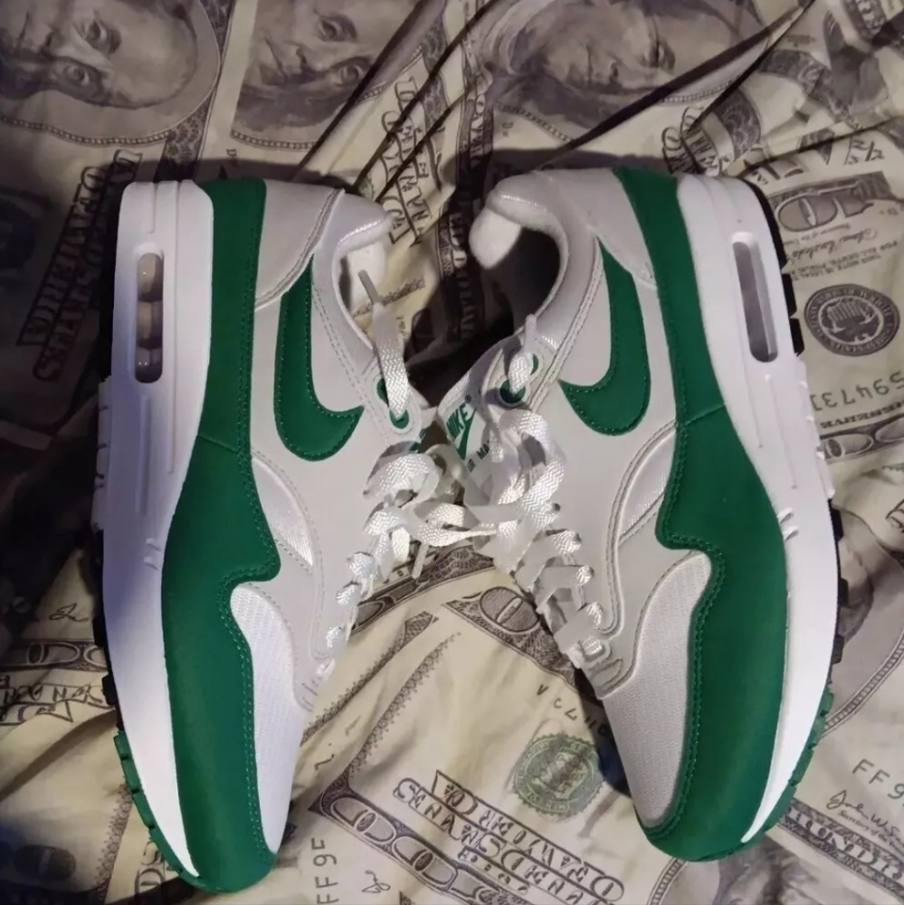 Green nike airmax 1